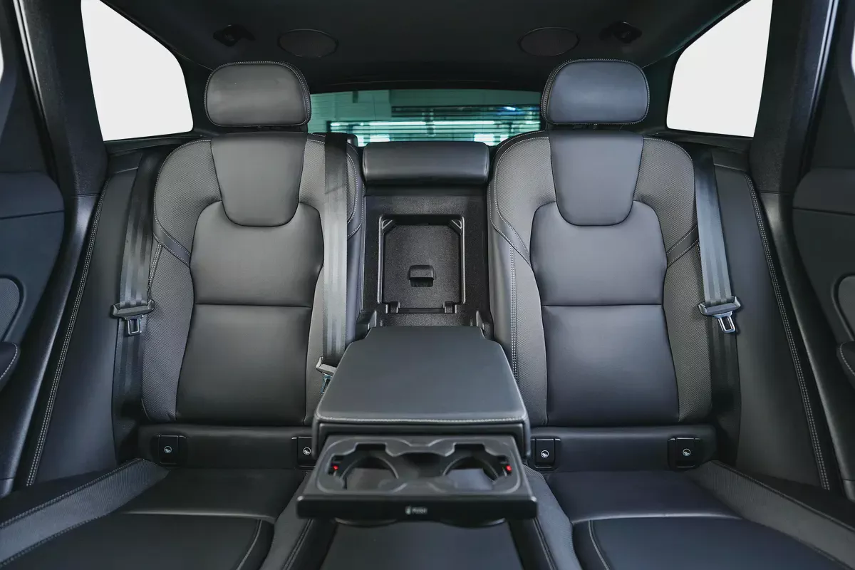 Volvo XC60 B5-Ultimate Dark-GCC-Al Futtaim Warranty And Service Contract- Mint Condition-19-19