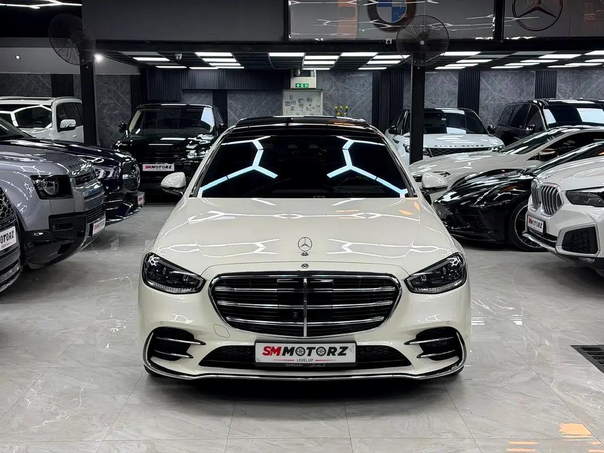1 Owner | Original Paint | Full Mercedes Service History | GCC Specs | Low Kms-8-8