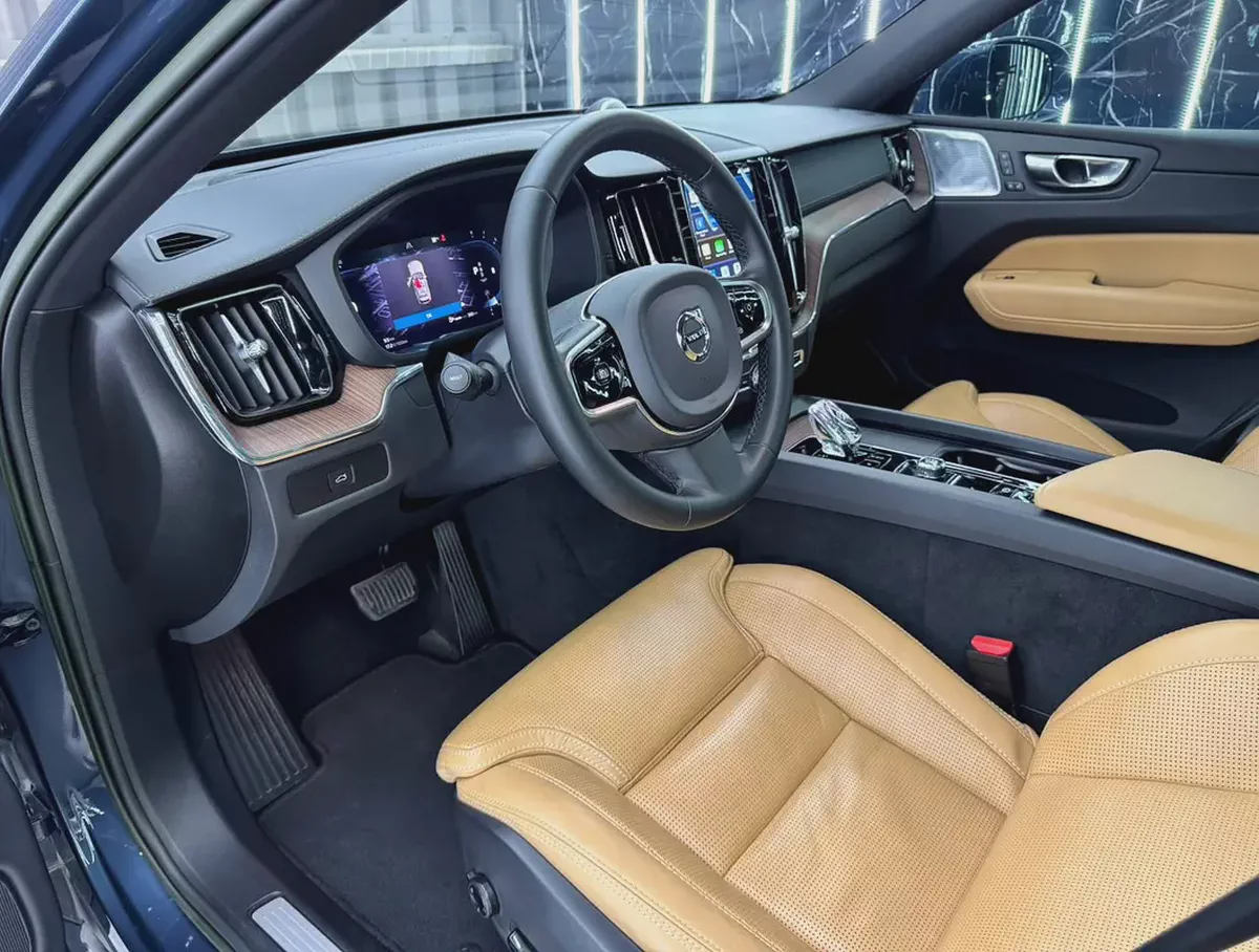 VOLVO XC60 B5 AWD | GCC | Original paint | Low Mileage | All Futtaim Warranty 2028-9-9