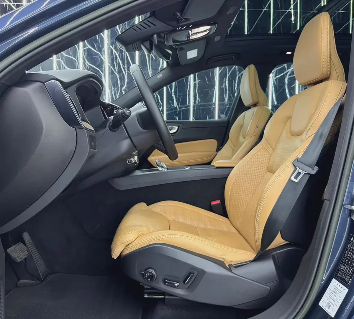VOLVO XC60 B5 AWD | GCC | Original paint | Low Mileage | All Futtaim Warranty 2028-12-12