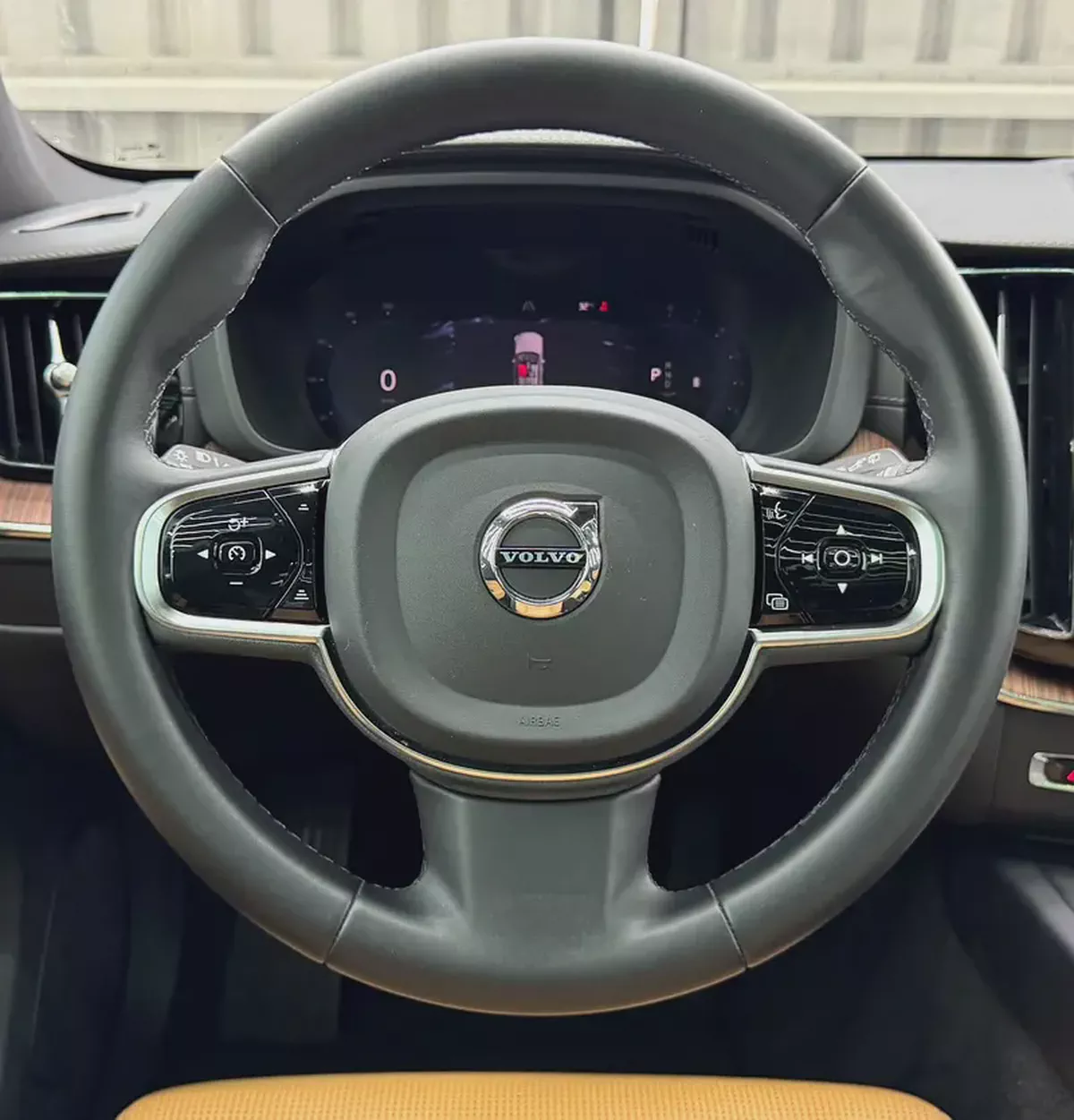 VOLVO XC60 B5 AWD | GCC | Original paint | Low Mileage | All Futtaim Warranty 2028-13-13