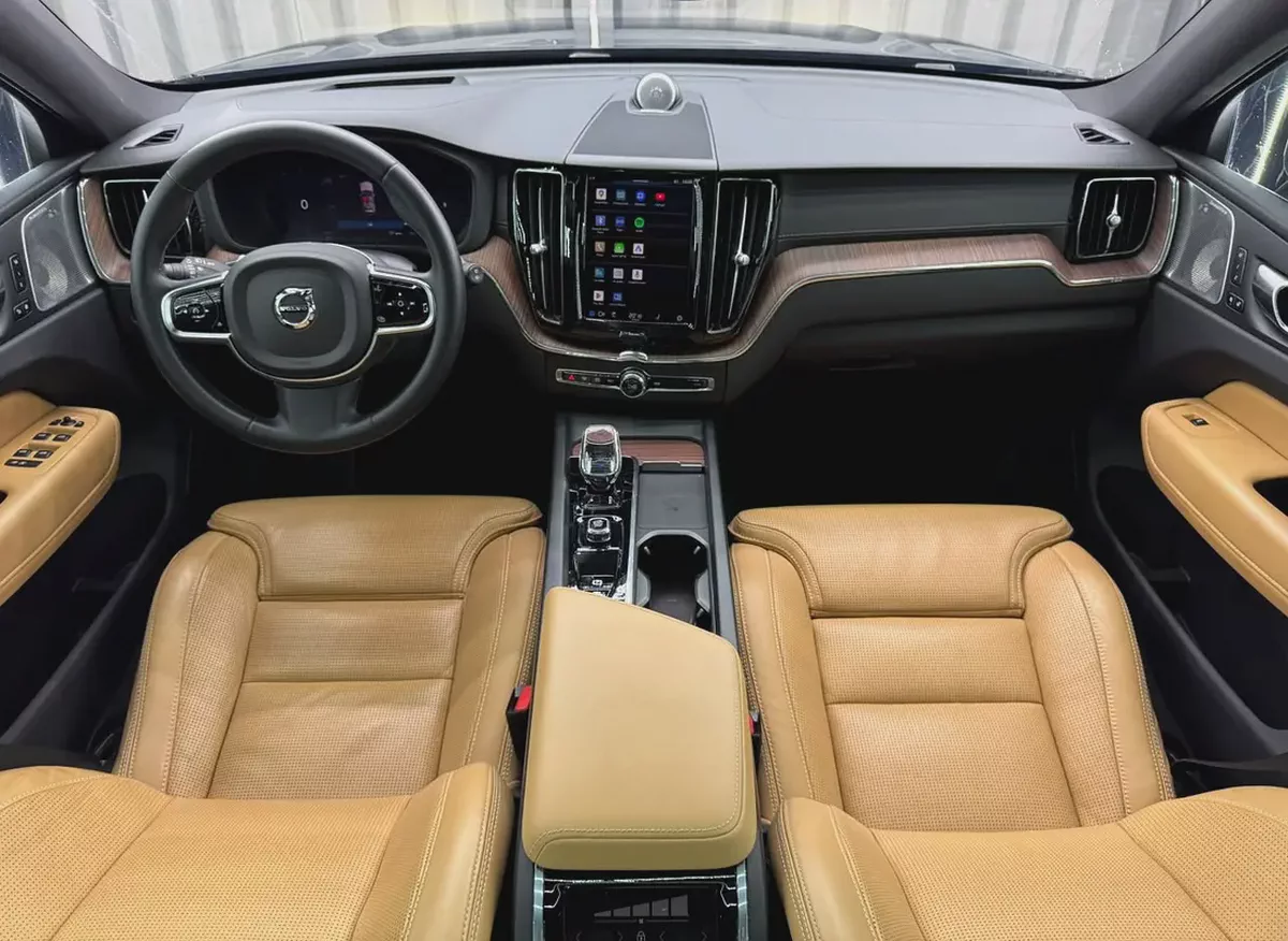 VOLVO XC60 B5 AWD | GCC | Original paint | Low Mileage | All Futtaim Warranty 2028-16-16
