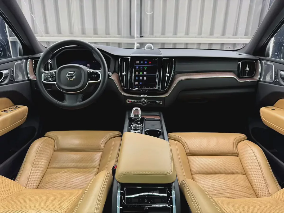 VOLVO XC60 B5 AWD | GCC | Original paint | Low Mileage | All Futtaim Warranty 2028-17-17