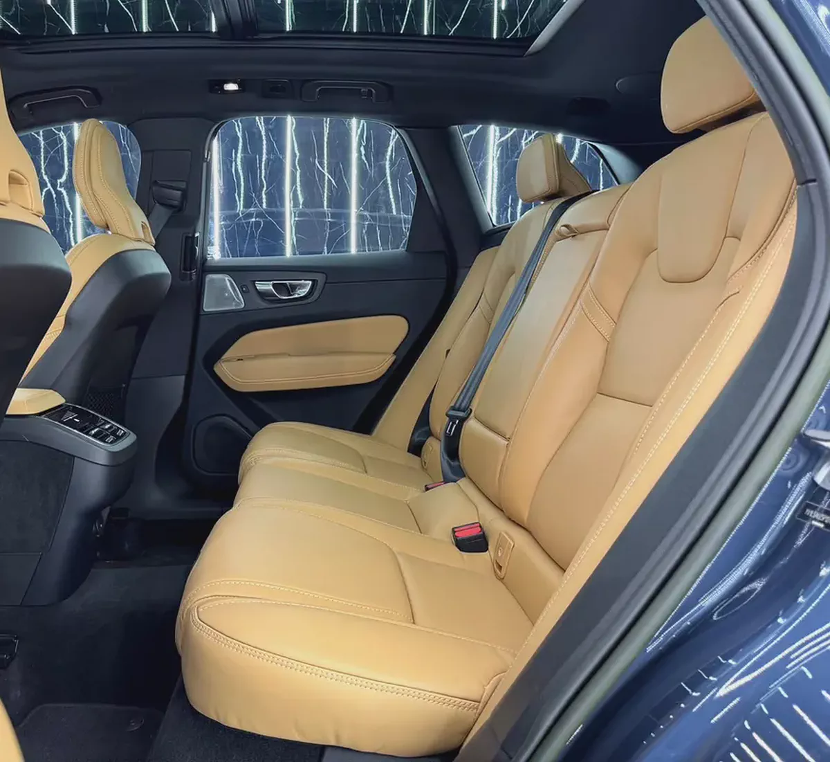 VOLVO XC60 B5 AWD | GCC | Original paint | Low Mileage | All Futtaim Warranty 2028-19-19