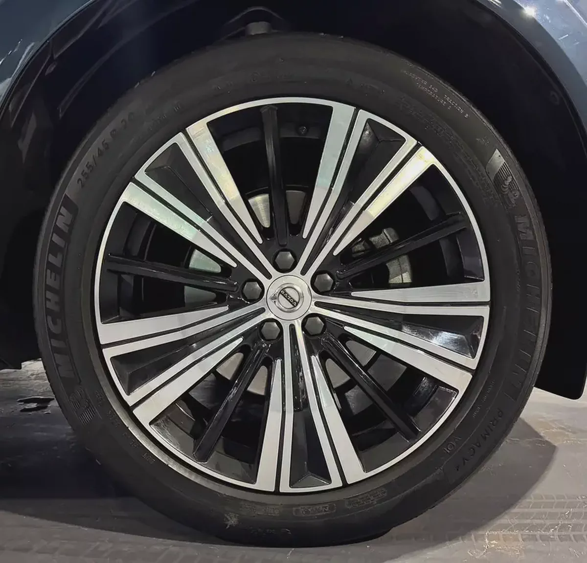 VOLVO XC60 B5 AWD | GCC | Original paint | Low Mileage | All Futtaim Warranty 2028-8-8