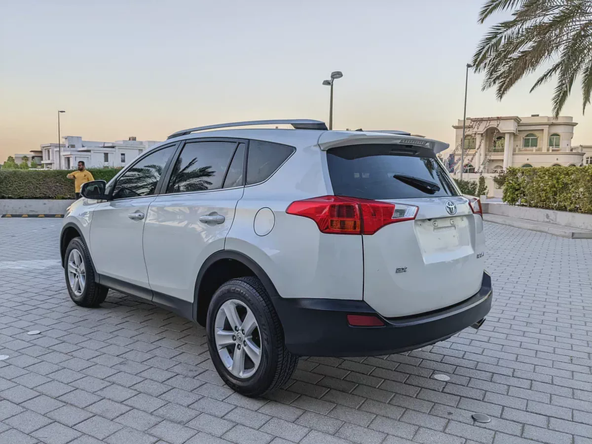 Toyota RAV4 GCC 2014 Prestine Condition Mid Option With Navigation Low KM Perfect Family SUV-13-13