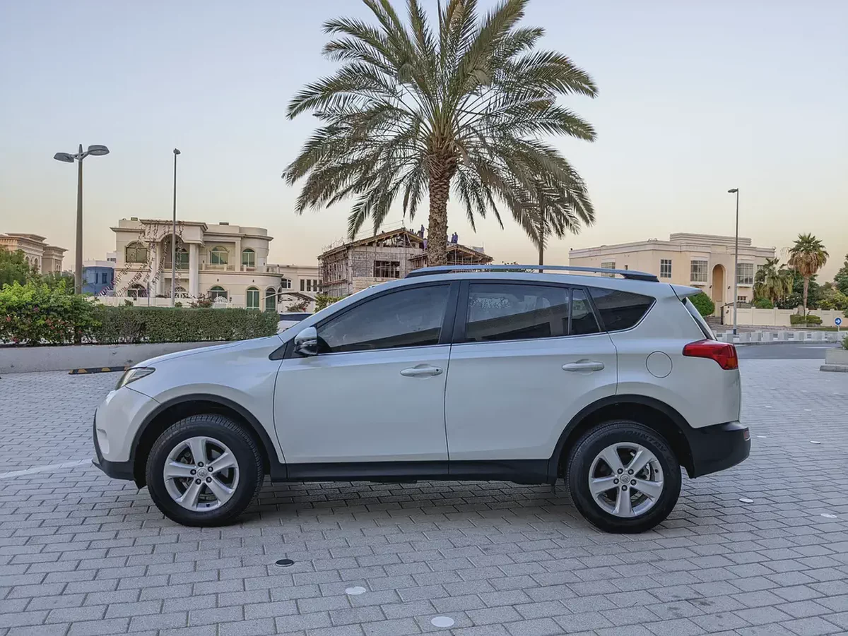 Toyota RAV4 GCC 2014 Prestine Condition Mid Option With Navigation Low KM Perfect Family SUV-16-16