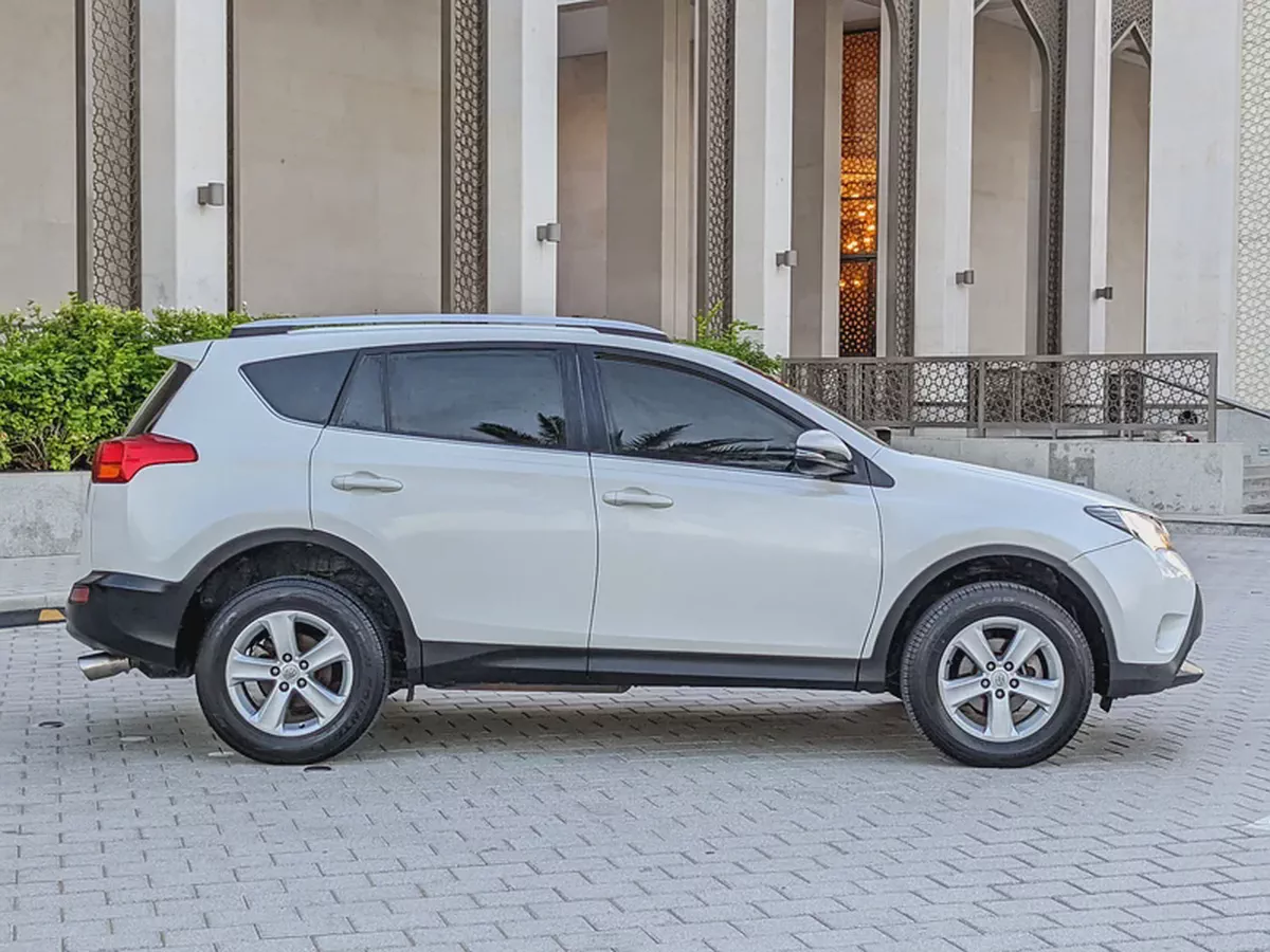 Toyota RAV4 GCC 2014 Prestine Condition Mid Option With Navigation Low KM Perfect Family SUV-17-17