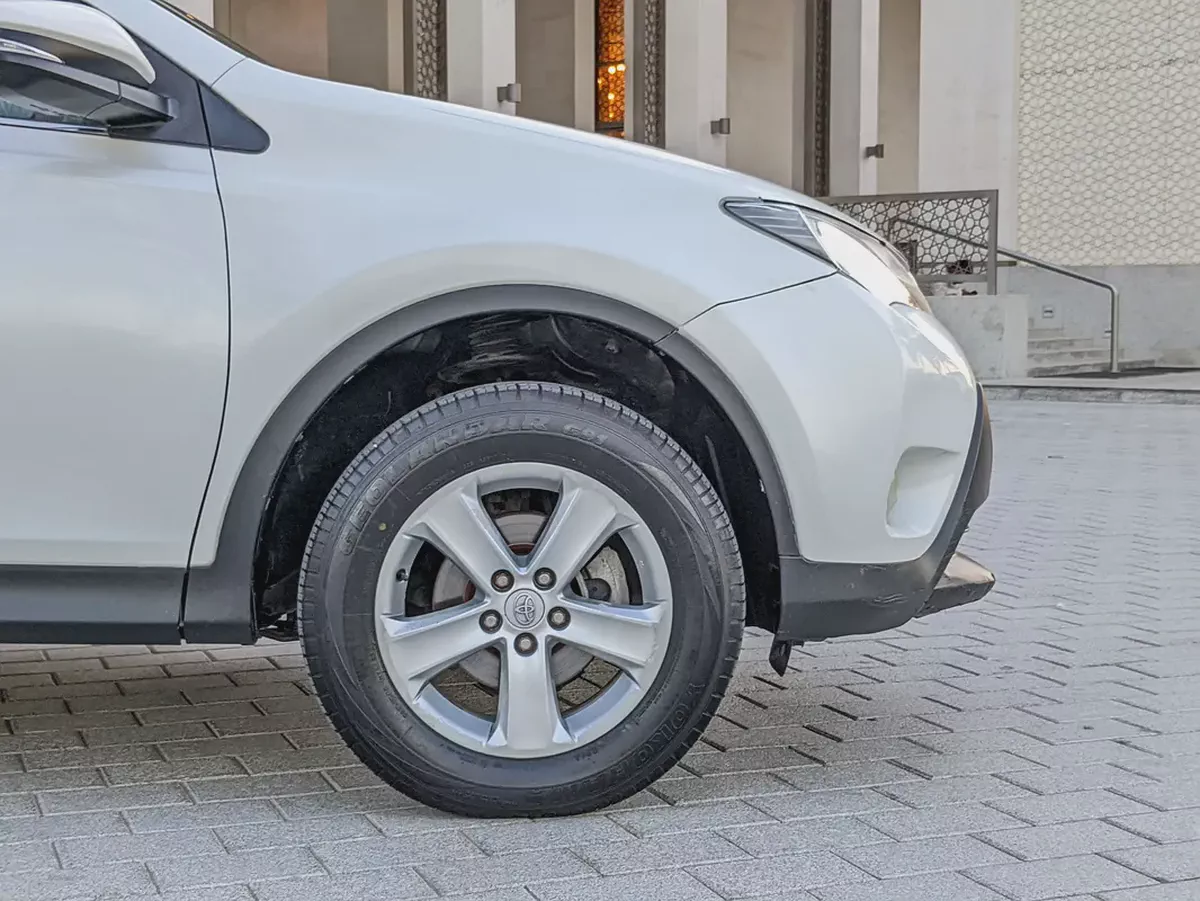 Toyota RAV4 GCC 2014 Prestine Condition Mid Option With Navigation Low KM Perfect Family SUV-18-18