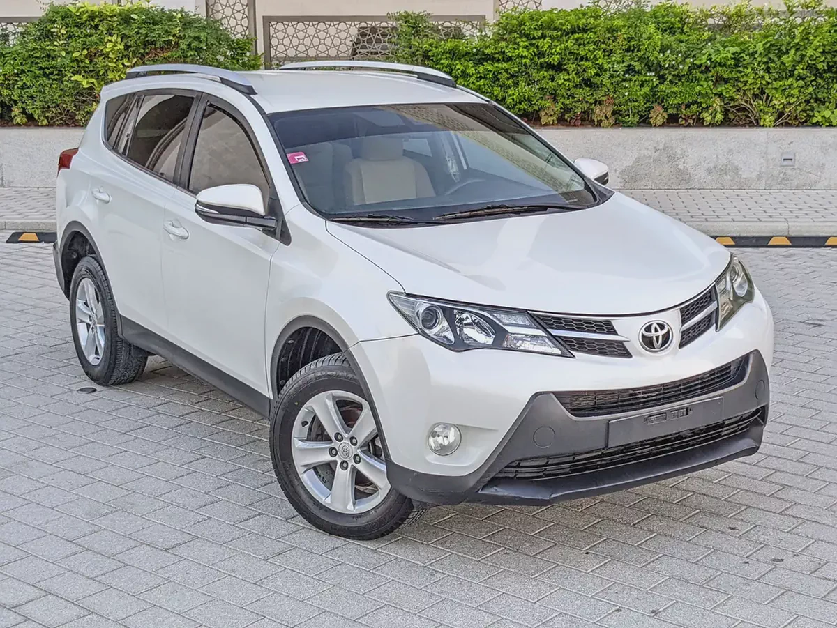 Toyota RAV4 GCC 2014 Prestine Condition Mid Option With Navigation Low KM Perfect Family SUV-2-2