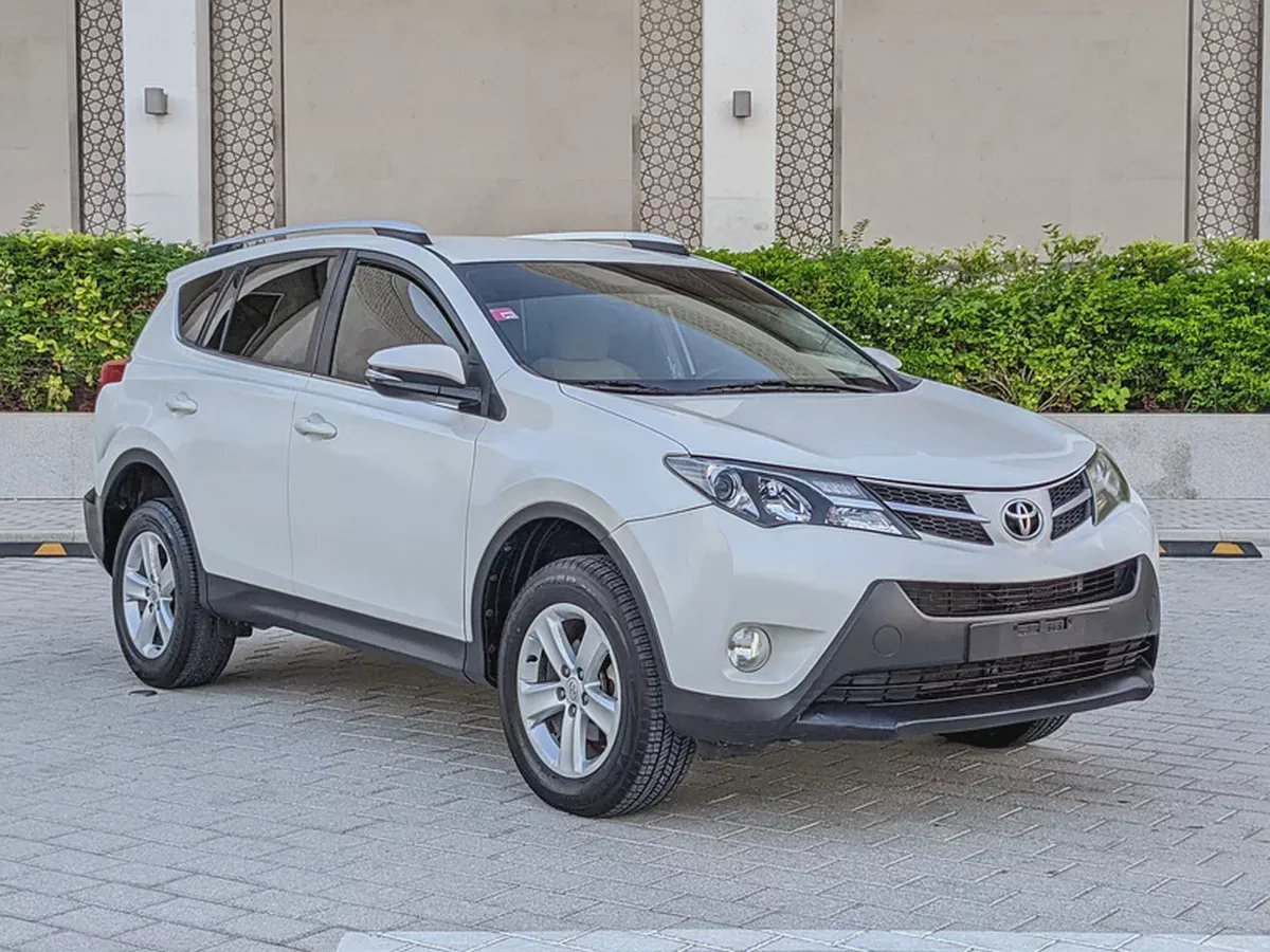 Toyota RAV4 GCC 2014 Prestine Condition Mid Option With Navigation Low KM Perfect Family SUV-3-3