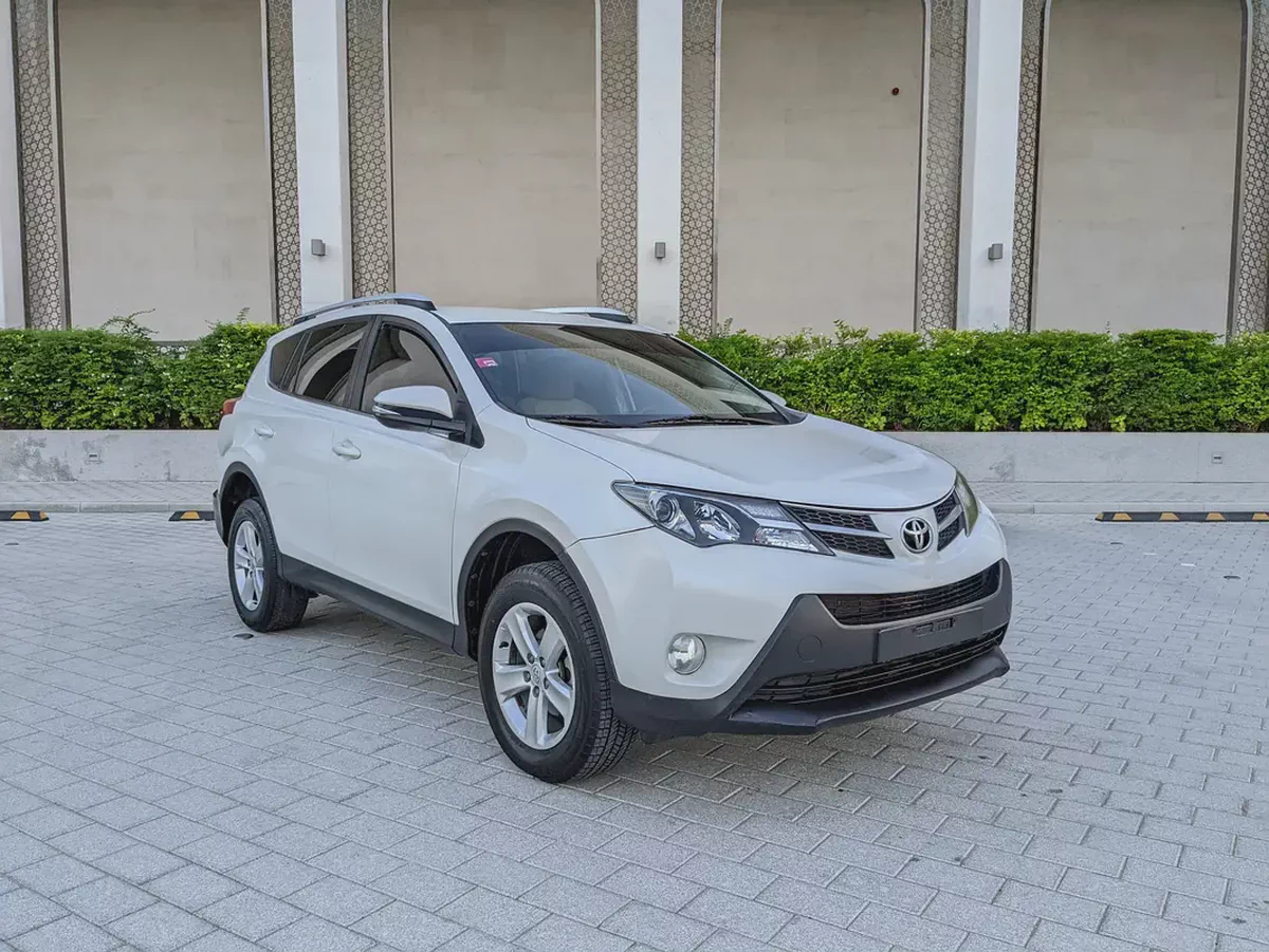 Toyota RAV4 GCC 2014 Prestine Condition Mid Option With Navigation Low KM Perfect Family SUV-5-5