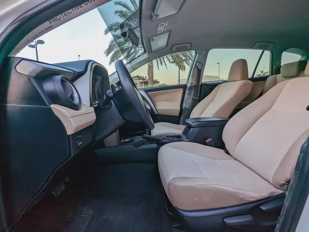 Toyota RAV4 GCC 2014 Prestine Condition Mid Option With Navigation Low KM Perfect Family SUV-6-6