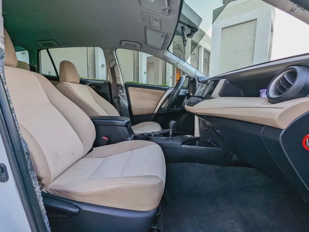 Toyota RAV4 GCC 2014 Prestine Condition Mid Option With Navigation Low KM Perfect Family SUV-7-7