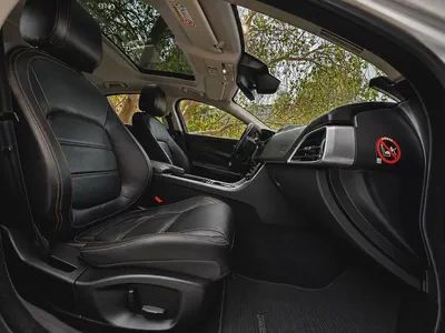 Jaguar XE R-Dynamic 2018 GCC Specs - Immaculate Condition-4