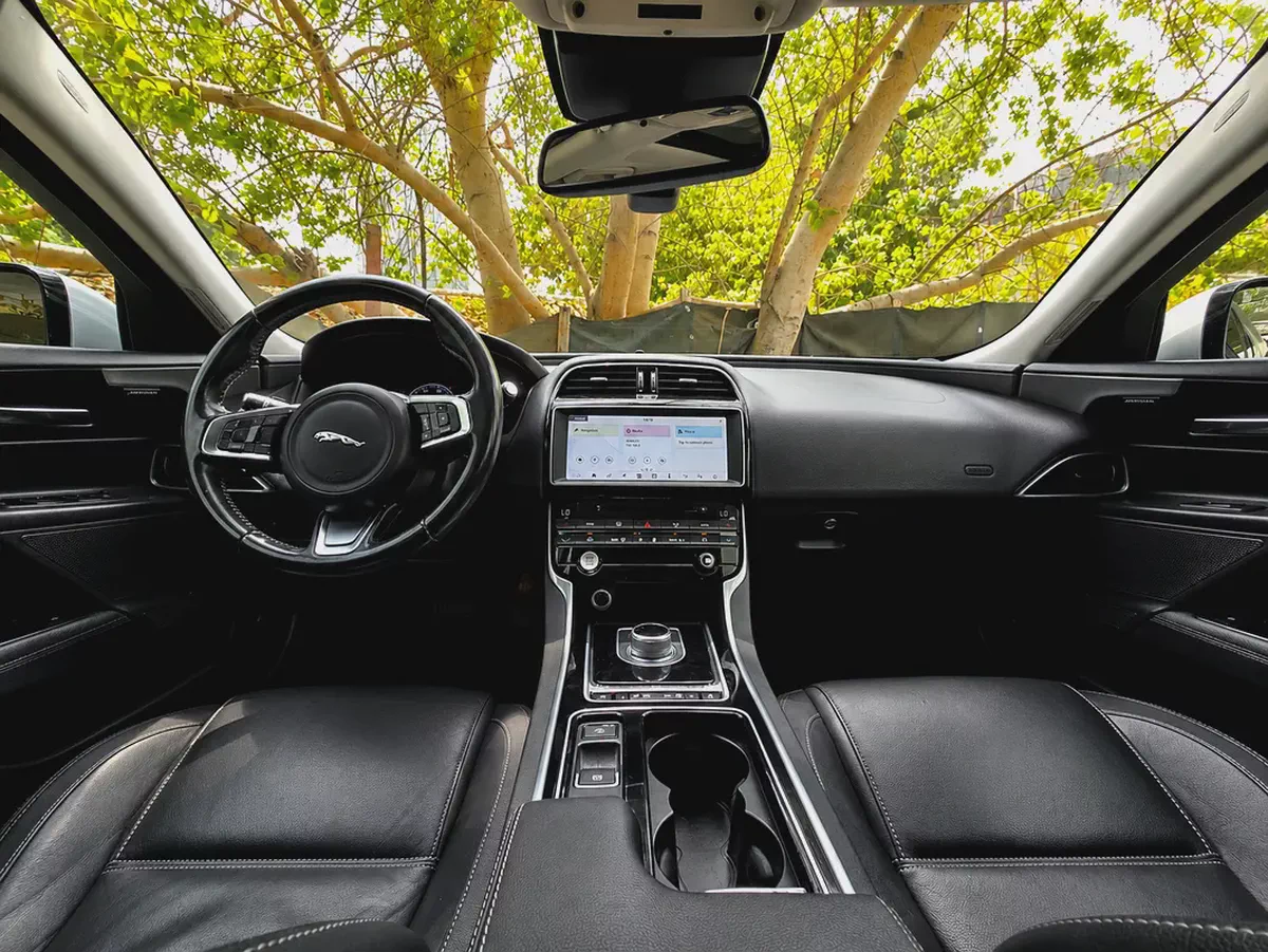 Jaguar XE R-Dynamic 2018 GCC Specs - Immaculate Condition-7-7