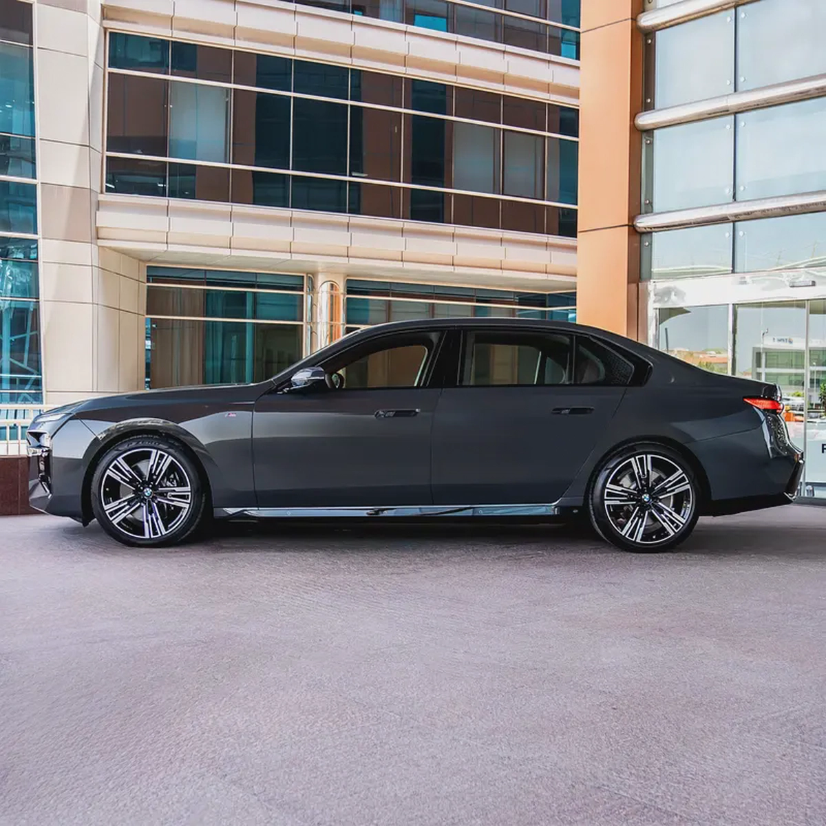 2026  BMW 740i M SPORT GCC DONE ONLY 1000KM WITH WARRANTY + SERVICE TILL 2031-4-4