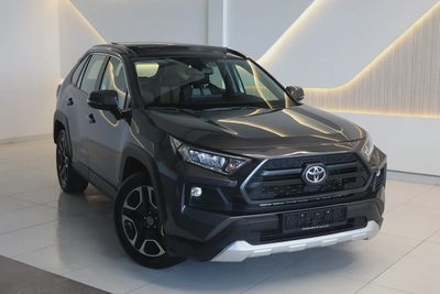 RAV4 ADVENTURE 4WD - GCC SPECS - ACCIDENT FREE - FULL SERVICE HISTORY - UNDER WARRANTY --1