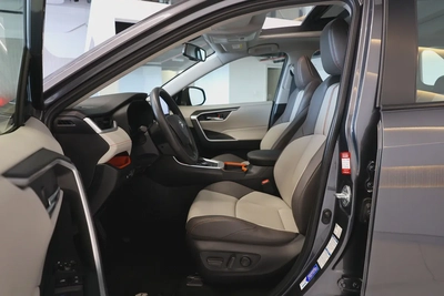 RAV4 ADVENTURE 4WD - GCC SPECS - ACCIDENT FREE - FULL SERVICE HISTORY - UNDER WARRANTY --10