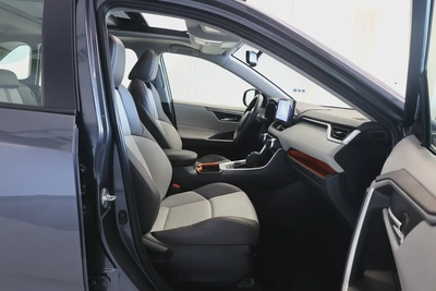RAV4 ADVENTURE 4WD - GCC SPECS - ACCIDENT FREE - FULL SERVICE HISTORY - UNDER WARRANTY --16