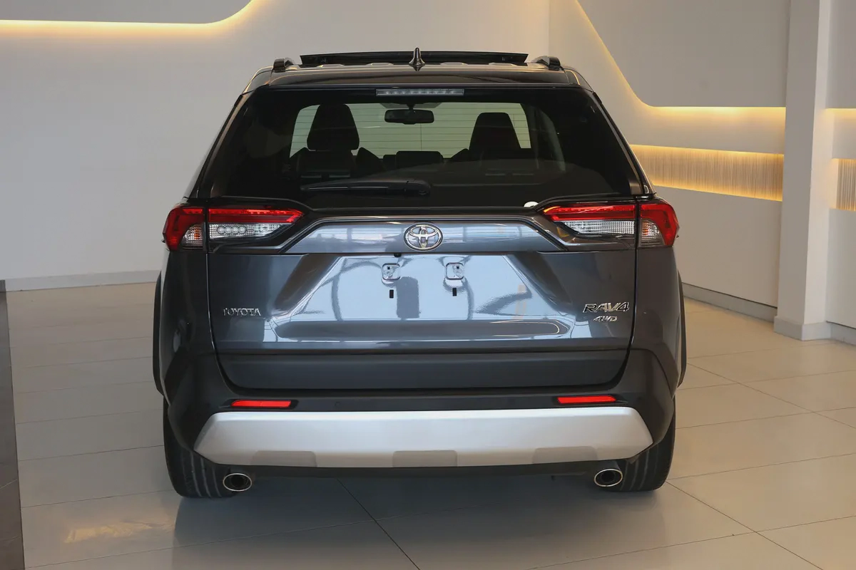 RAV4 ADVENTURE 4WD - GCC SPECS - ACCIDENT FREE - FULL SERVICE HISTORY - UNDER WARRANTY --7-7
