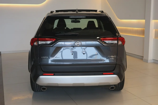 RAV4 ADVENTURE 4WD - GCC SPECS - ACCIDENT FREE - FULL SERVICE HISTORY - UNDER WARRANTY -