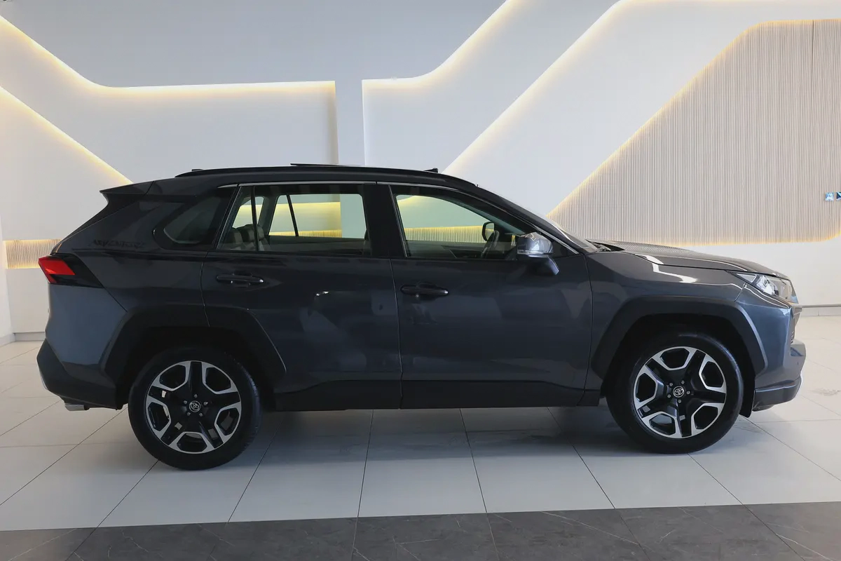 RAV4 ADVENTURE 4WD - GCC SPECS - ACCIDENT FREE - FULL SERVICE HISTORY - UNDER WARRANTY --8-8