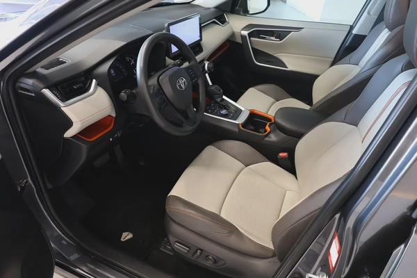 RAV4 ADVENTURE 4WD - GCC SPECS - ACCIDENT FREE - FULL SERVICE HISTORY - UNDER WARRANTY -