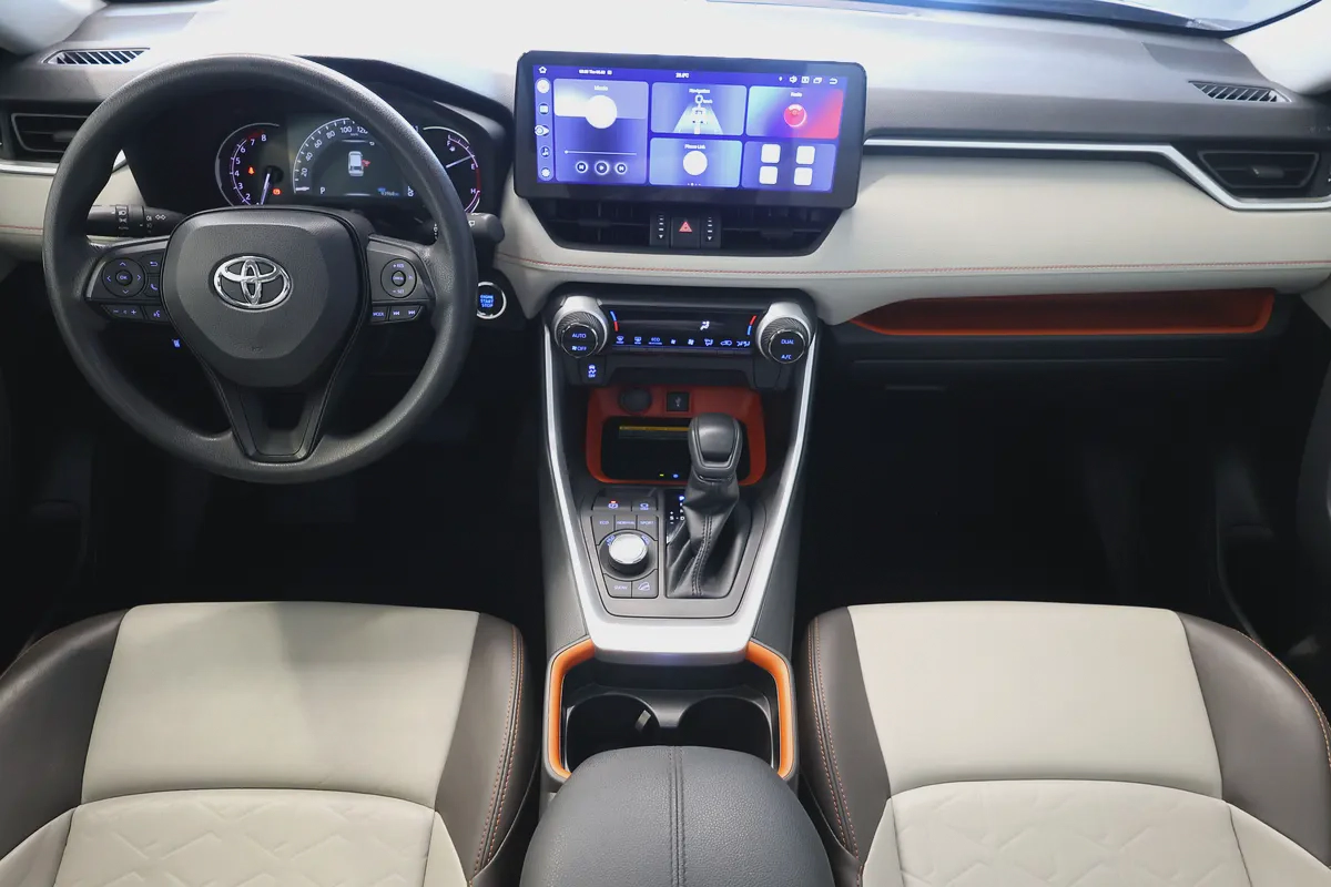 RAV4 ADVENTURE 4WD - GCC SPECS - ACCIDENT FREE - FULL SERVICE HISTORY - UNDER WARRANTY --15-15