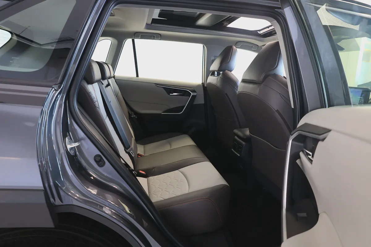 RAV4 ADVENTURE 4WD - GCC SPECS - ACCIDENT FREE - FULL SERVICE HISTORY - UNDER WARRANTY --18-18