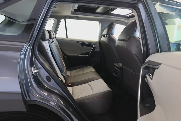 RAV4 ADVENTURE 4WD - GCC SPECS - ACCIDENT FREE - FULL SERVICE HISTORY - UNDER WARRANTY -