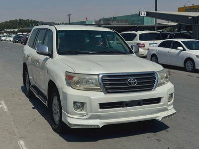 Toyota landcruiser 2010 v6 white color GCC calen car-4