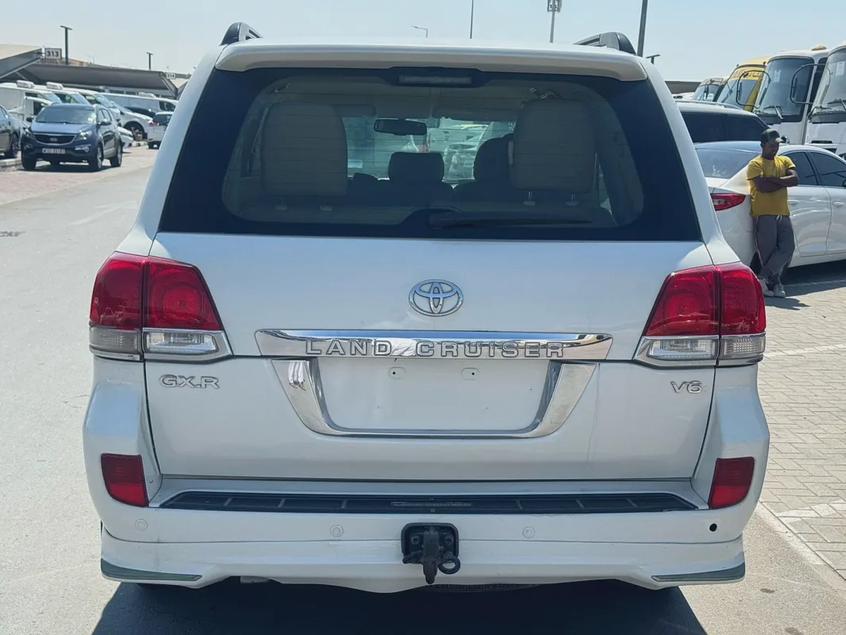 Toyota landcruiser 2010 v6 white color GCC calen car
