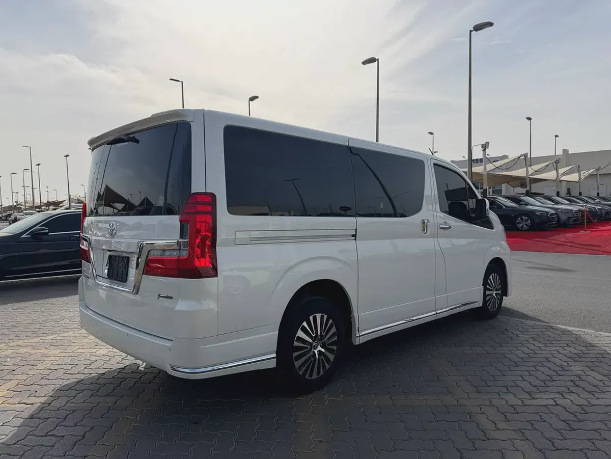 2023 Toyota Granvia Premium GCC Specs-3-3