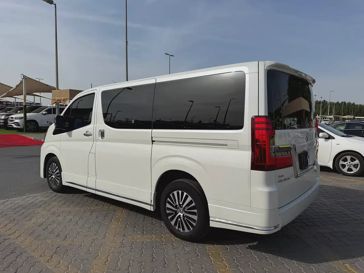 2023 Toyota Granvia Premium GCC Specs-4-4