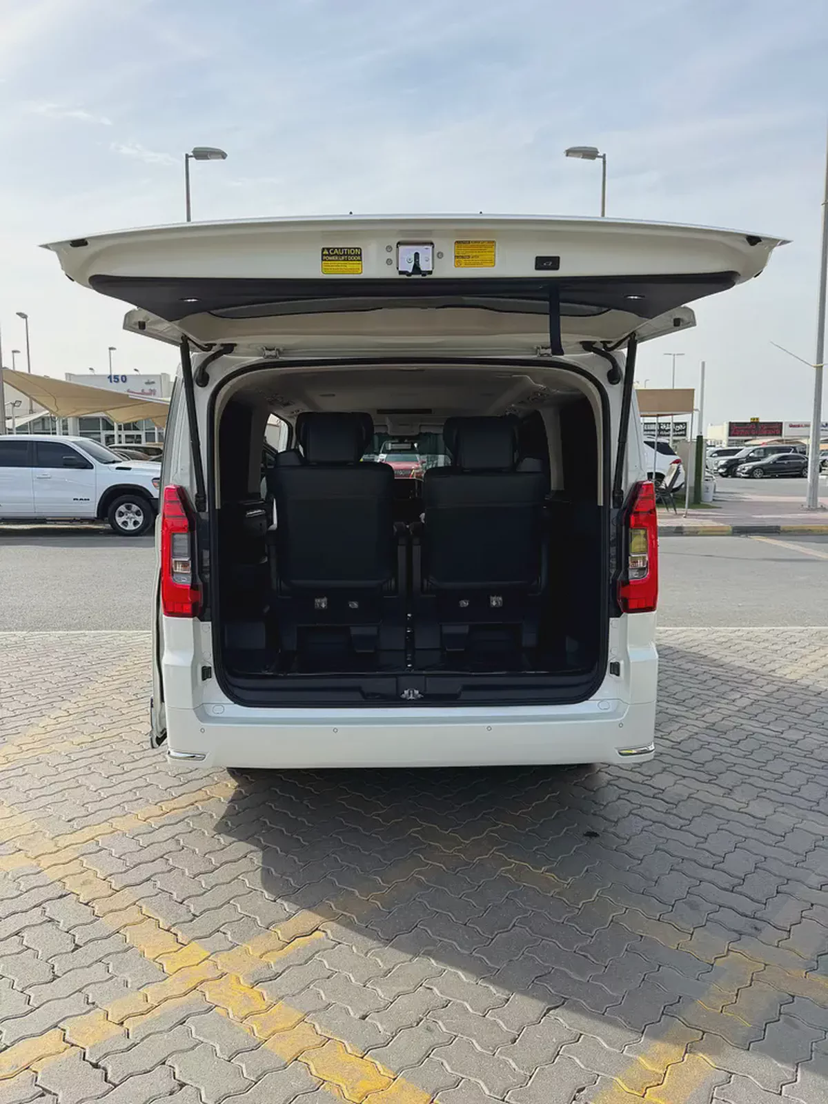 2023 Toyota Granvia Premium GCC Specs-6-6