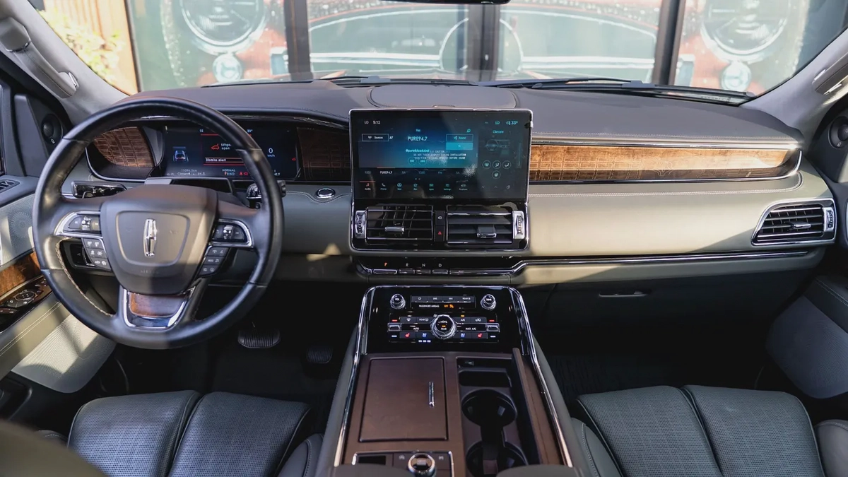 2024 Lincoln Navigator Presidential, Lincoln Warranty + Service Pack, Low Kms, 7-Seater, GCC-7-7