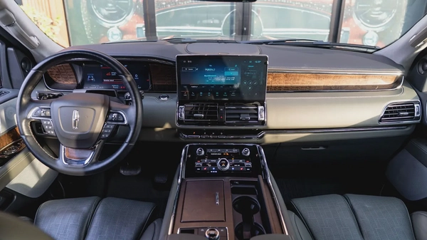2024 Lincoln Navigator Presidential, Lincoln Warranty + Service Pack, Low Kms, 7-Seater, GCC