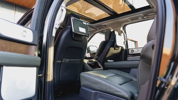 2024 Lincoln Navigator Presidential, Lincoln Warranty + Service Pack, Low Kms, 7-Seater, GCC