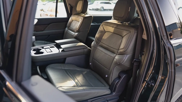 2024 Lincoln Navigator Presidential, Lincoln Warranty + Service Pack, Low Kms, 7-Seater, GCC