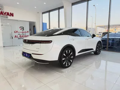 تويوتا كراون هايبرد (بلاتينيوم) ابيض / بيج 2023 (الفطيم)-2