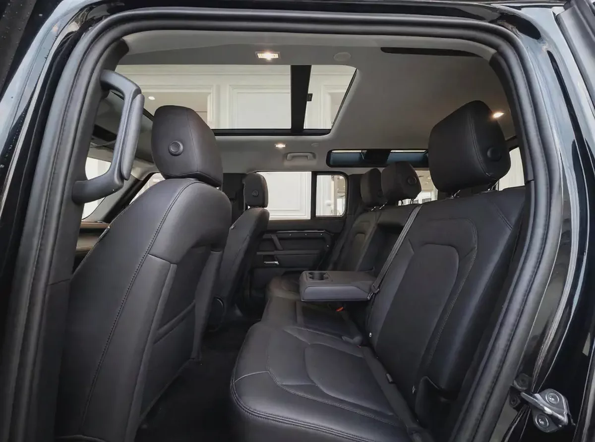 Defender 110 p300 X-Dynamic HSE GCC Specs-8-8