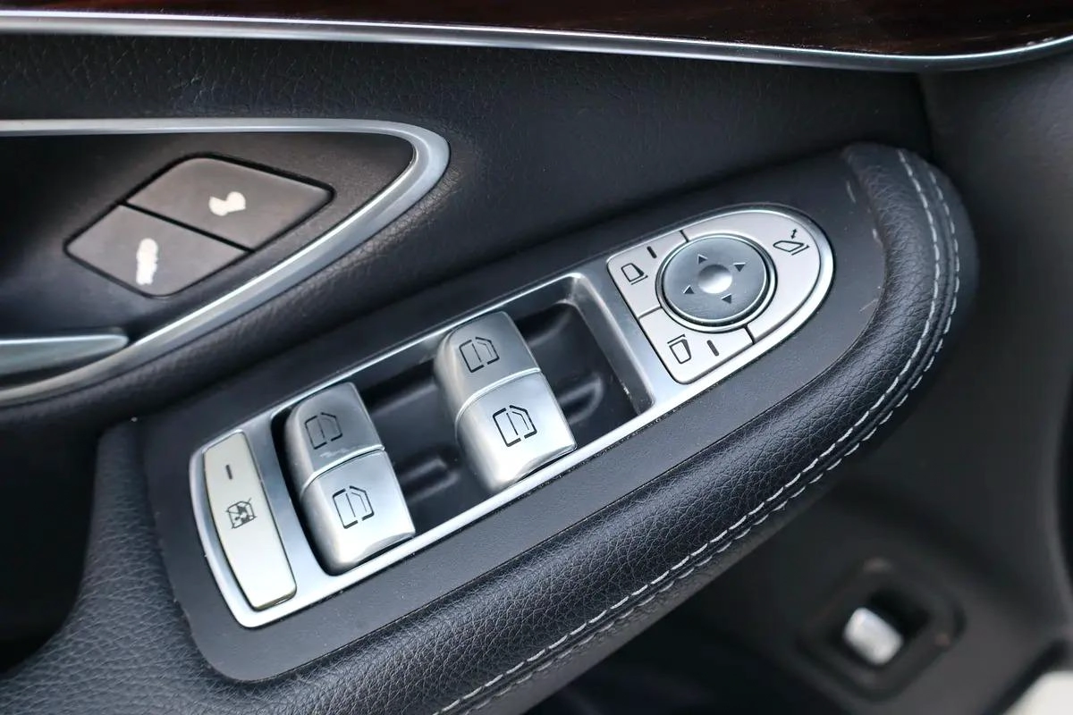 Mercedes-Benz GLC-Class GLC 250 4MATIC 2017 GCC Specs-4-4