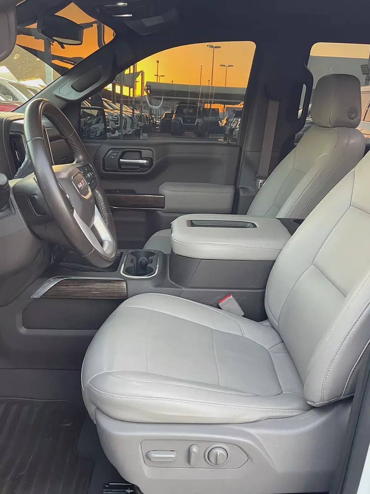 GMC Sierra Elevation 2022 GCC Specs - Excellent Condition-10-10