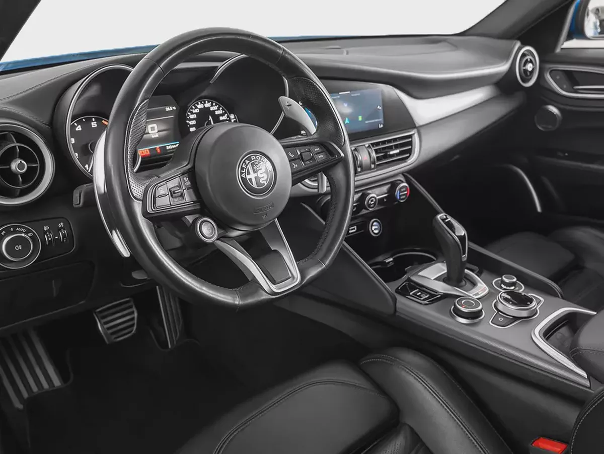 1,991 AED / 60 months | 0% DP | 2022 Alfa Romeo Giulia Veloce Q2 / Full Alfa Romeo Service History-6-6