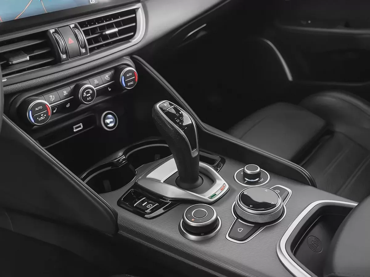 1,991 AED / 60 months | 0% DP | 2022 Alfa Romeo Giulia Veloce Q2 / Full Alfa Romeo Service History-8-8
