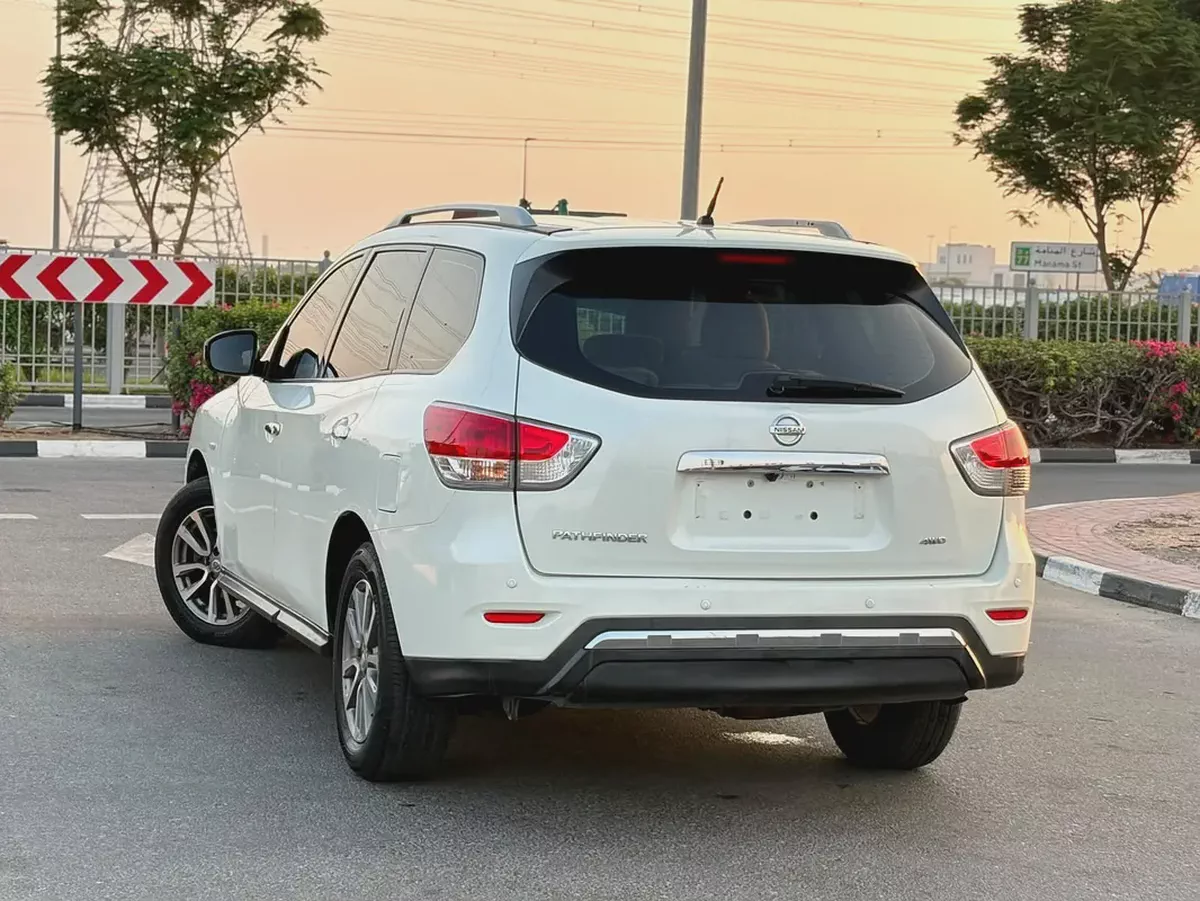 NISSAN PATHFINDER S 4WD - GCC SPECS - ACCIDENT FREE - EXCELENT CONDITION-4-4