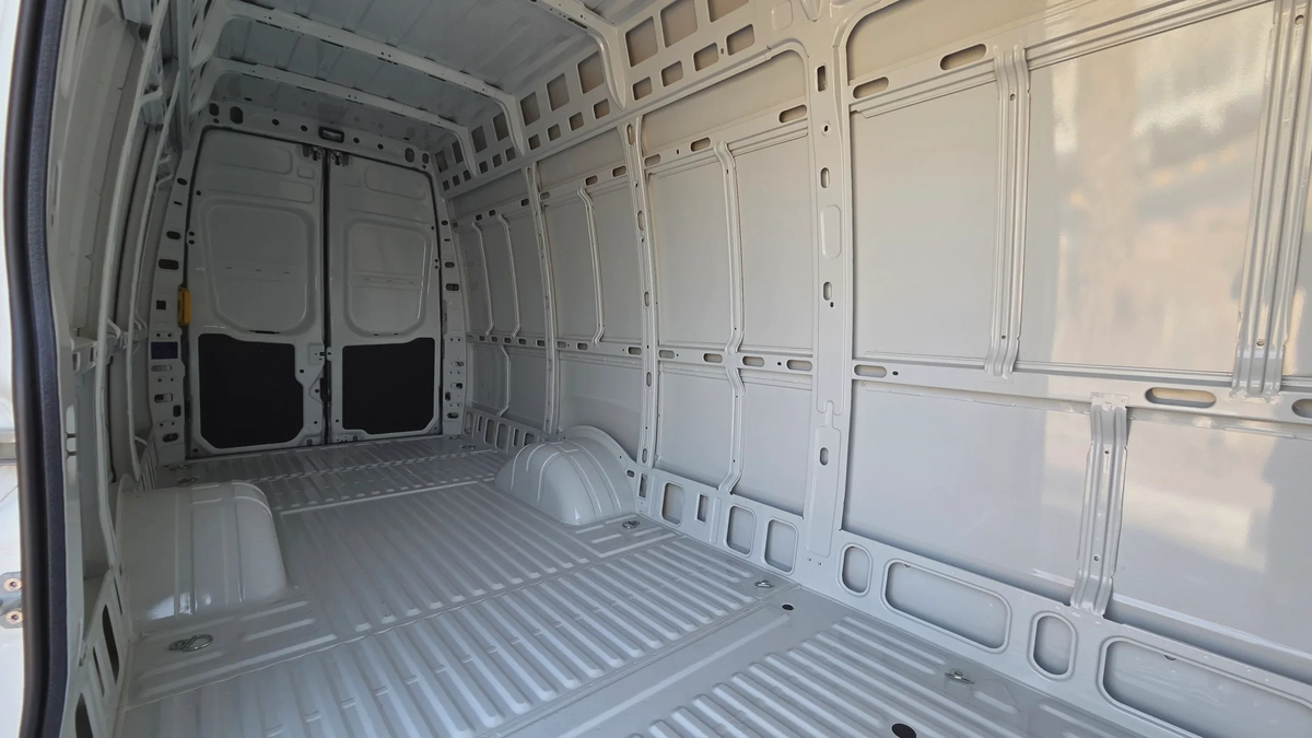 IVECO DAILY (White Automatic)