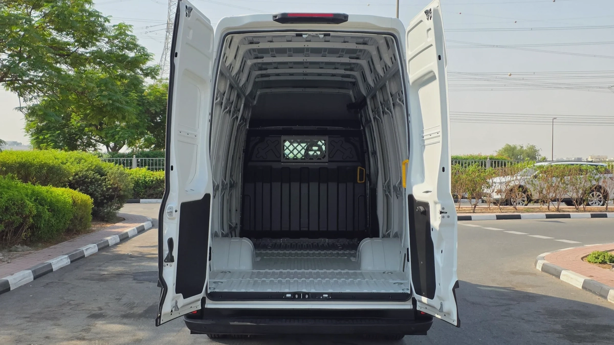 IVECO DAILY (White Automatic)