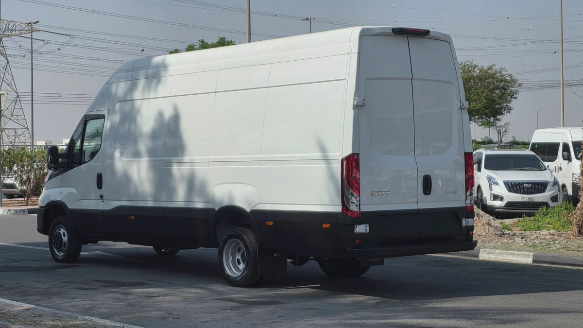 IVECO DAILY (White Automatic)